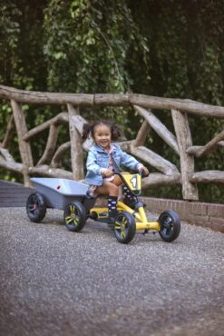 BERG Trailer S (aanhanger Voor BERG Buzzy Skelters) -Berg Winkel berg buzzy yellow berg buzzy trailer with girl scaled 1