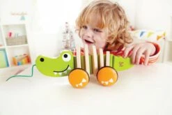 Trekfiguur Hape: Walk-a-Long Crocodile -Berg Winkel houten trekdier hape walk along crocodile 2