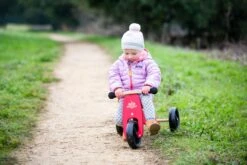 Tiny Tot Cherry Red Loopfiets 2 – In – 1 Kinderfeets – Loopfiets Rood -Berg Winkel kinderfeets houten loopfiets driewieler tiny tot cherry red 3