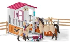 Schleich 42369 Paardenbox Met Paarden En Verzorgster Horse Club -Berg Winkel schleich 42369paardenbox met paarden en verzorgster 1 1