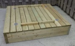 Houten Zandbak Met Bankjes Robuust Openbaar Gebruik 15 Houten Zandbak Met Bankjes Robuust Openbaar Gebruik -Berg Winkel zandbak 1 scaled 1